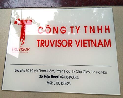 Biển tên công ty khắc chìm in uv